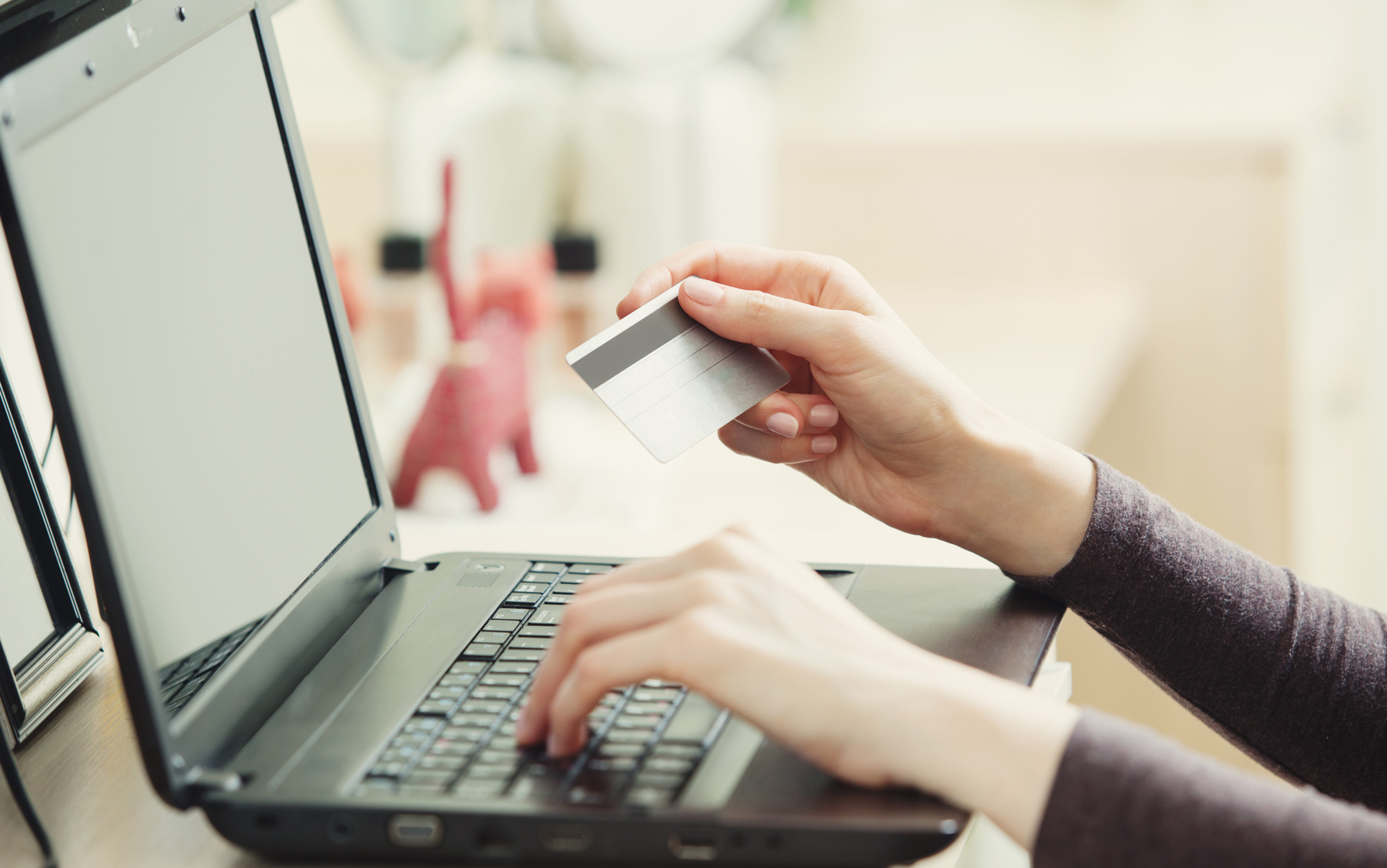 Домашний интернет. Internet bagimliligi. Интернет зависимость. Компьютер и интернет. Занятая женщина.