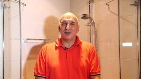 Левон Хампарцумян прие топло популярното "леденото предизвикатество" 