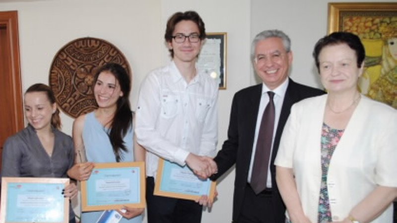 Three talented students from the Italian Lyceum receive scholarships from UniCredit Bulbank
